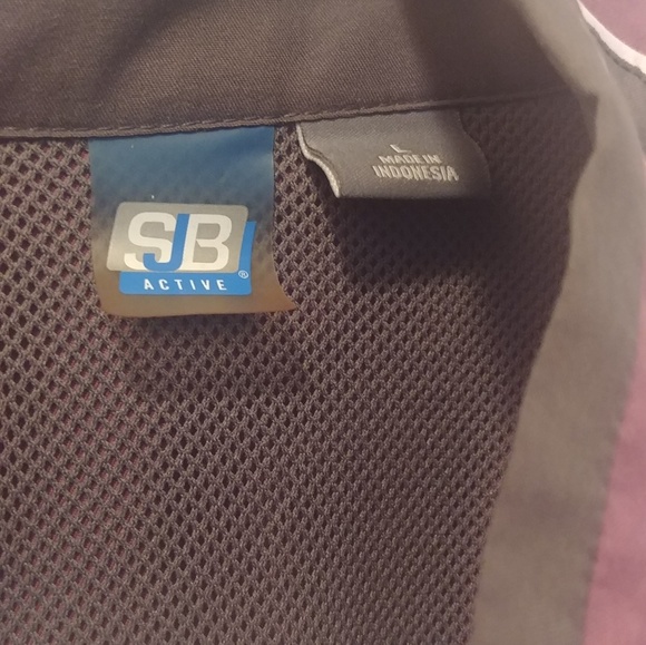 Mesh lined active wind breaker - Picture 2 of 2